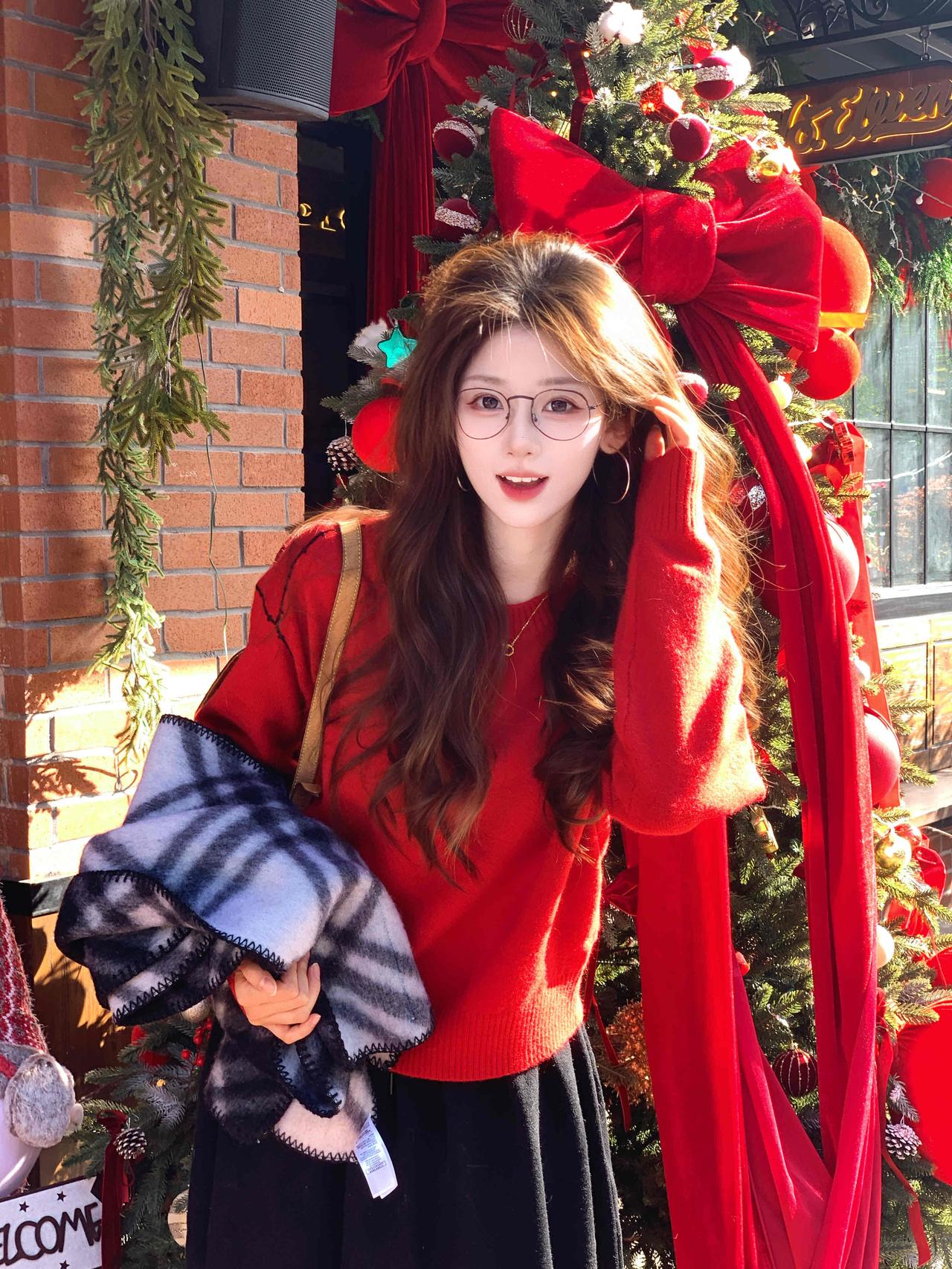 🍎🎄˗⋆｡˚12月街头的圣诞气息越来越浓了，忍不住穿上喜欢的红毛衣和