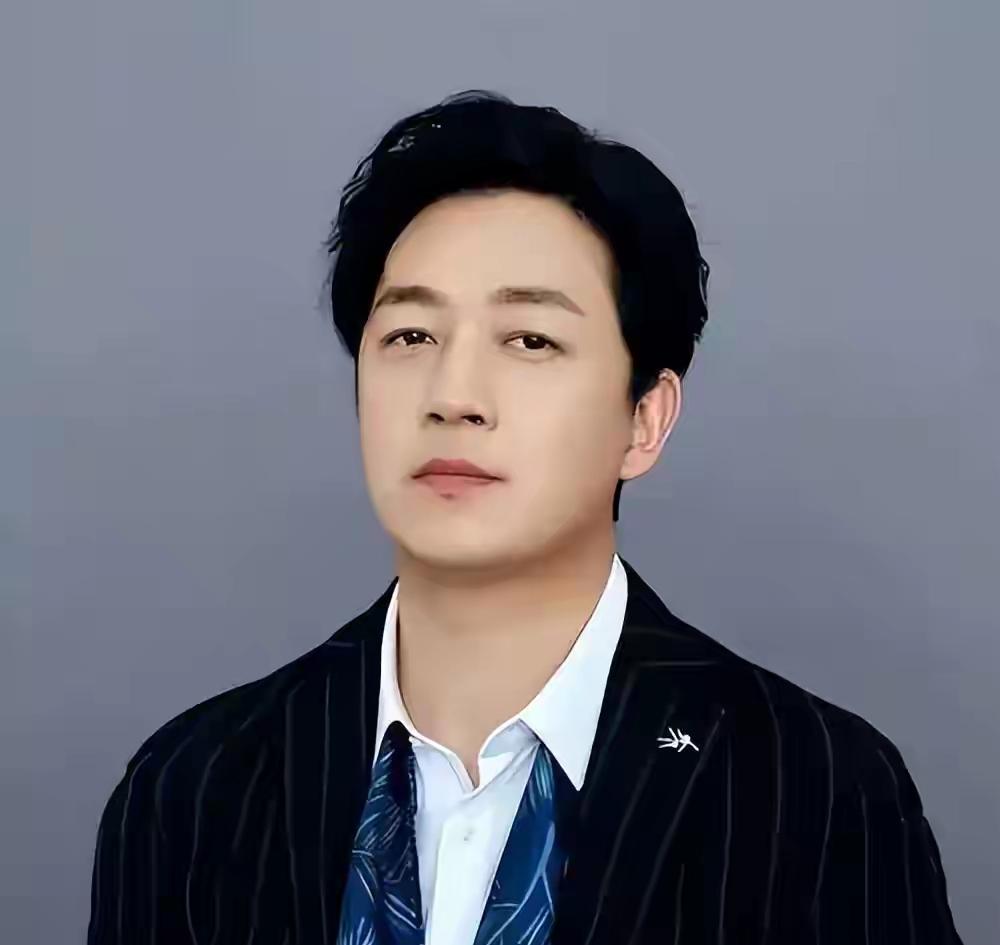 51岁潘粤明近期被曝与演员尹姝贻低调再婚，两人因《白夜追凶》结缘，在潘粤明人生低