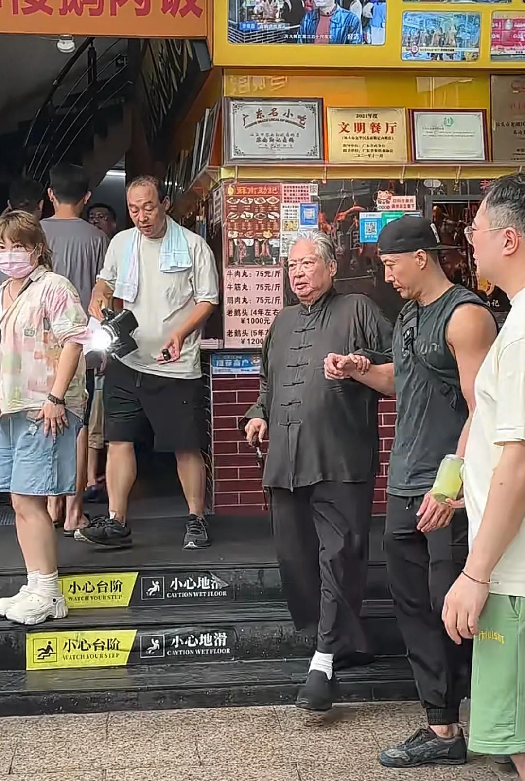 汕头快餐店偶遇洪金宝，三儿子洪天照罕露面，又高又壮男人味十足!近日，某网友在个