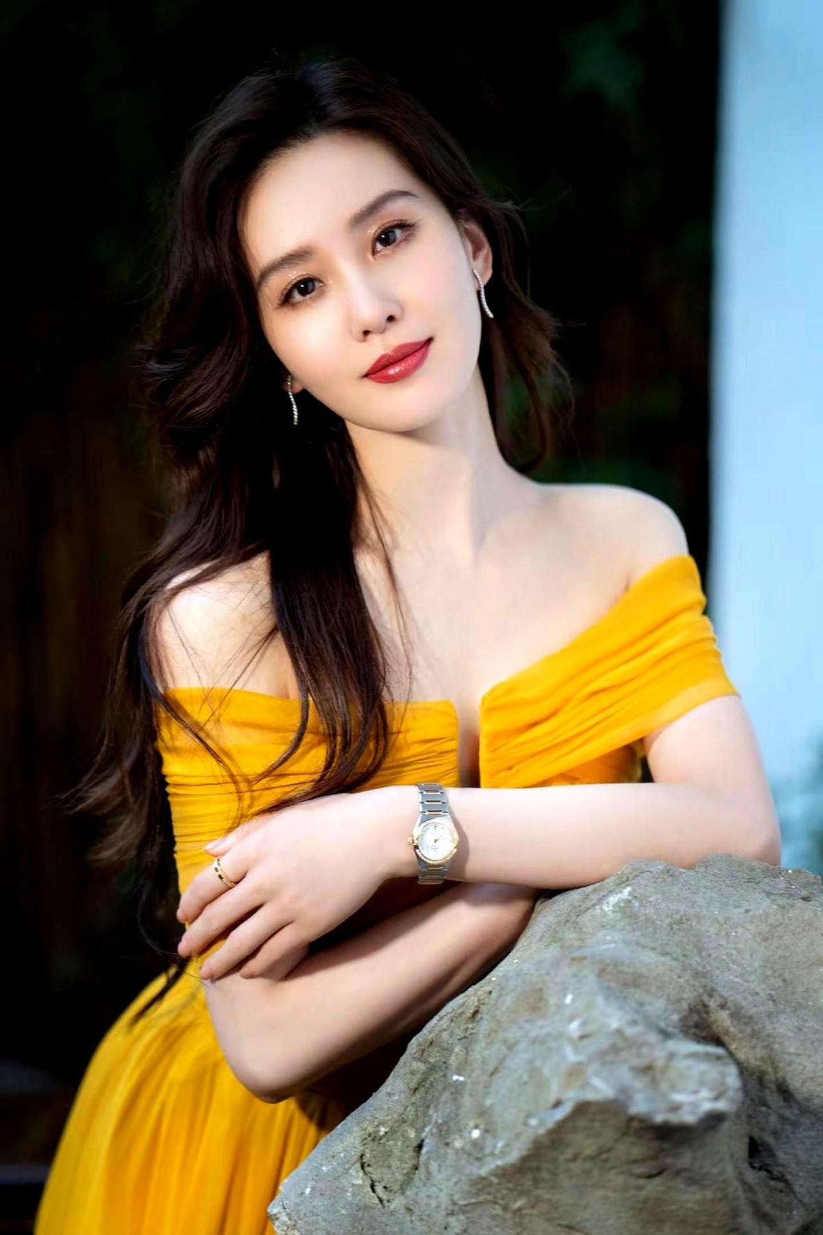 刘诗诗这次真的杀疯了，气质这块拿捏得死死的。一身黄纱高开叉长裙，直接就上了热