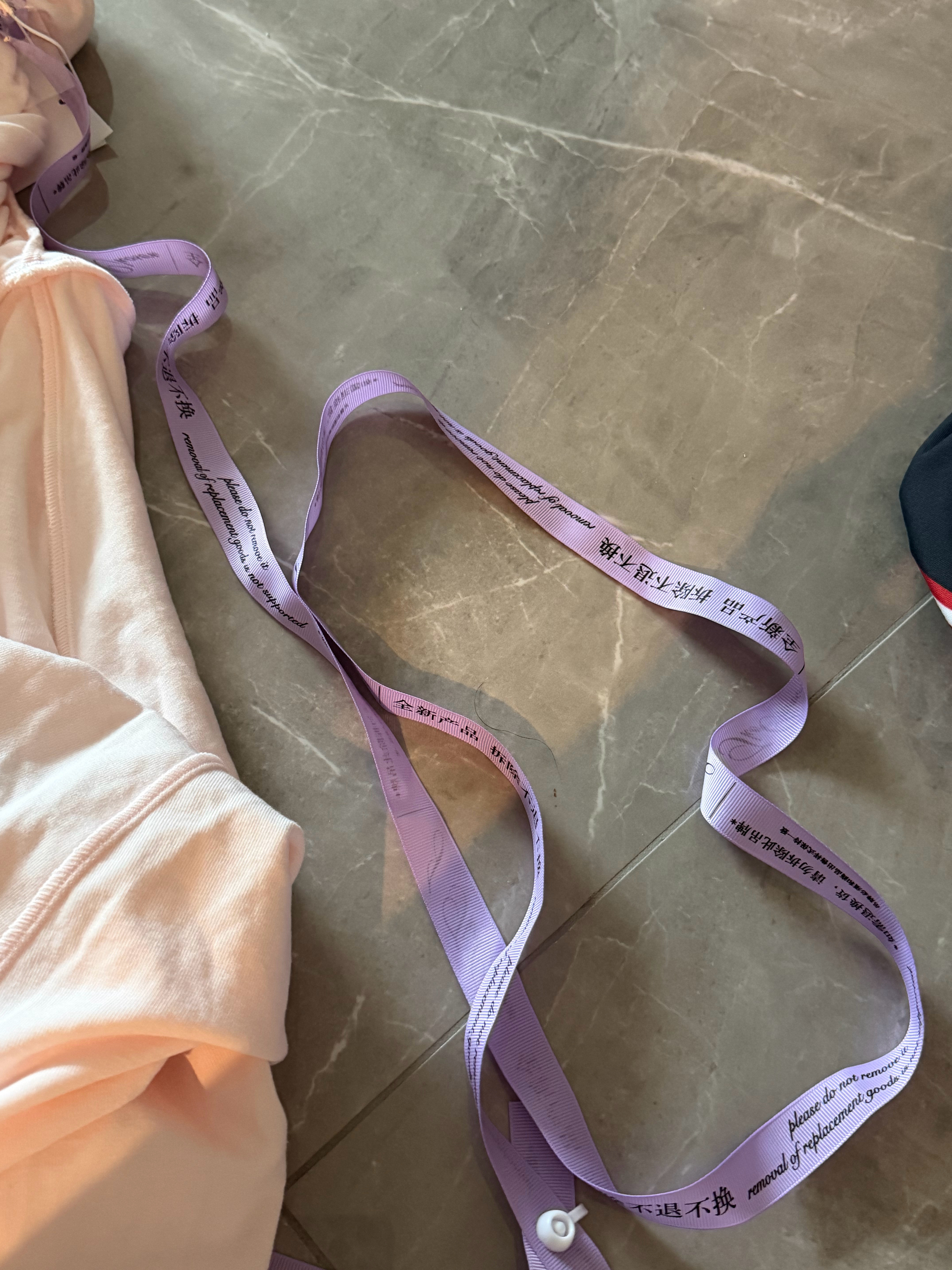 这个商家经历了什么之前有新闻，网上有商家担心客户穿完衣服之后再退款，就上那种很大