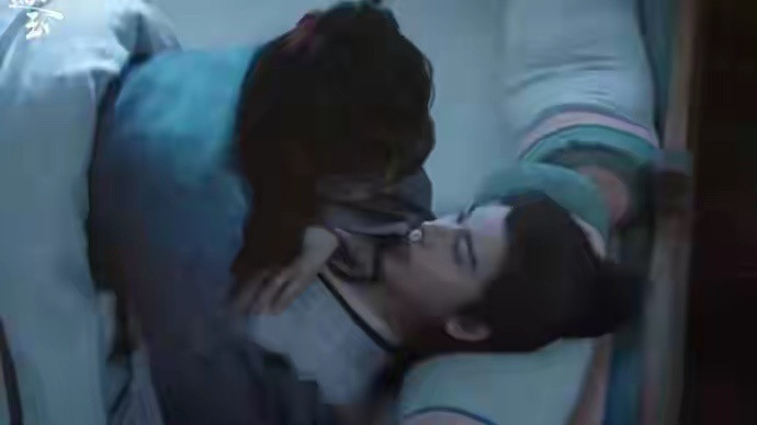 田曦薇趴在张凌赫身上亲一句“你吃陈皮糖了？”“你现在想吃吗？”的台词，让甜蜜中多