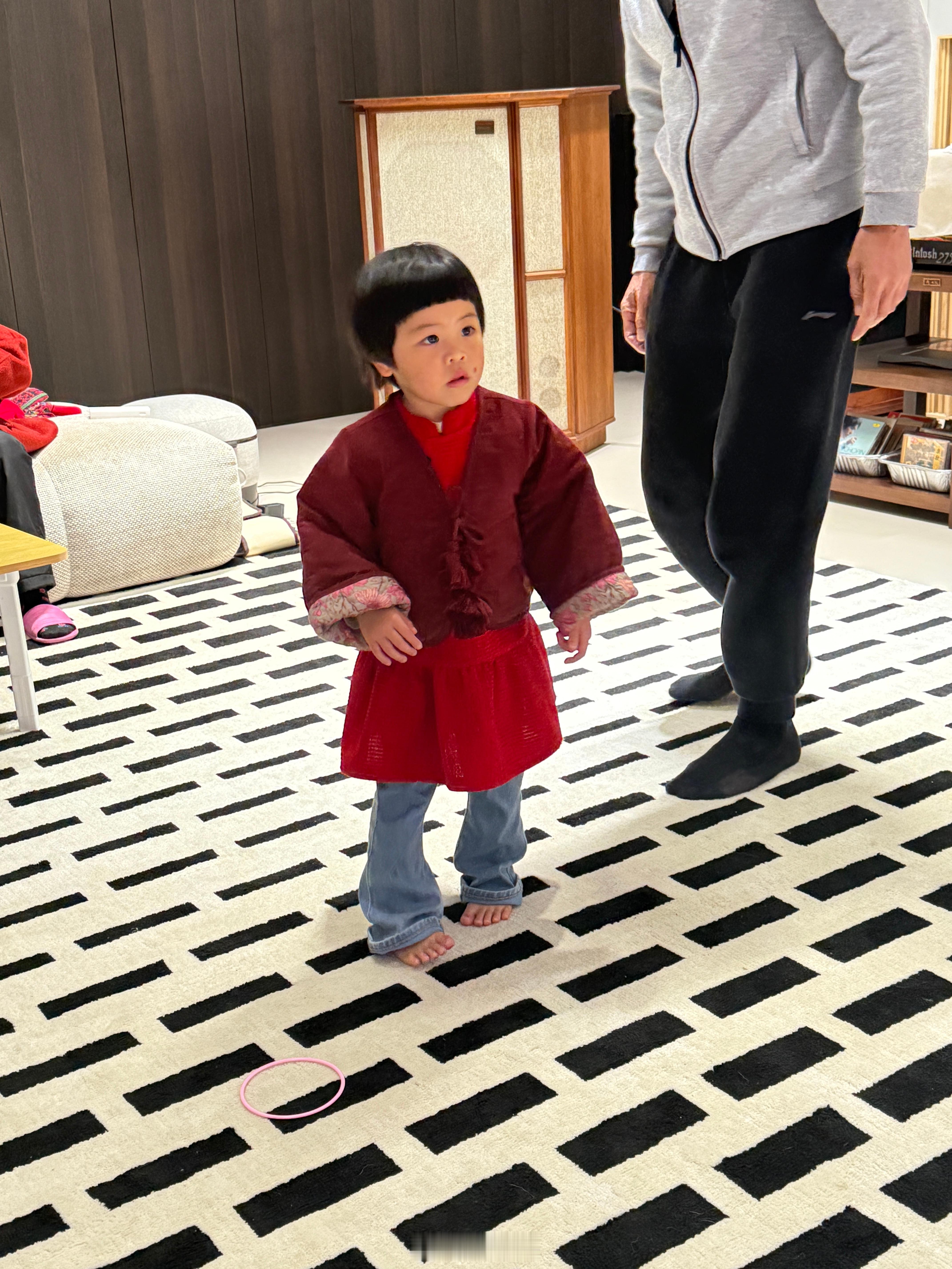 这辈子第一次在电视上看真实人类，直接呆了