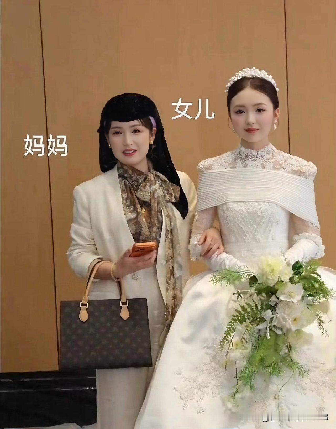 婚礼现场拍到一对母女，新娘妈妈是回族，才38岁，打扮优雅又有气质，俩人站一块看着