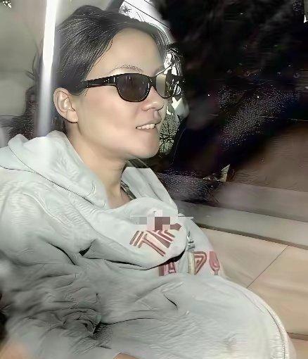 当年都说王菲下嫁李亚鹏是“世纪牺牲”，一张浮肿发福的孕照，让天后光环碎了一地。