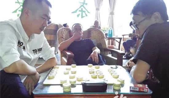 今天休假来到本地棋园，看到省冠军正和一个人下棋。观摩了一会，那个人没下有