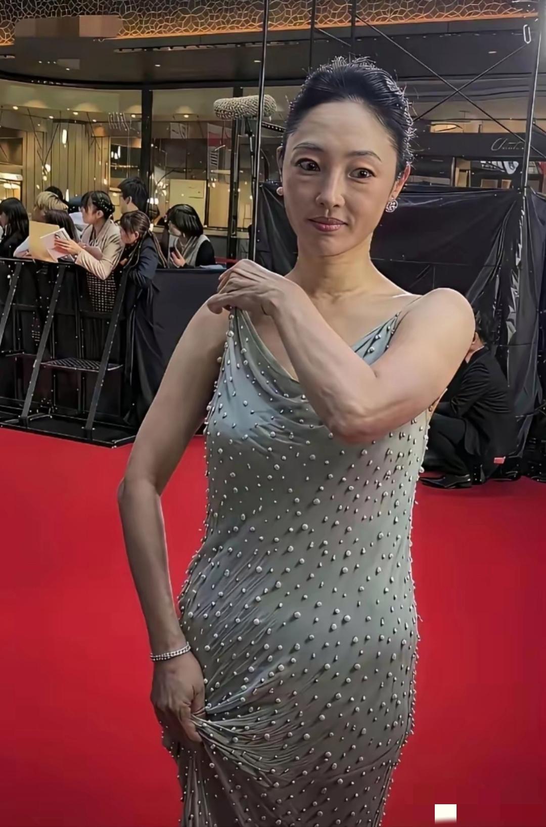 镜头中的白百何肤色黯淡，眼袋深刻，眉型不一，下巴崎岖，肚腩凸起，胸部下垂，法令纹