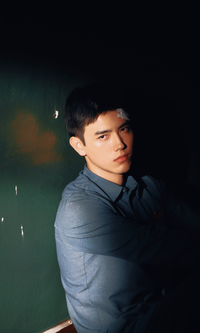 陈飞宇剧本围读幕后首曝光顺毛飞宇围读现场好苏！和编剧讨论角色时突然低头笑，说