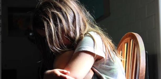 澳大利亚一名14岁的女孩，闲来无事在社交平台网上交友，本来以为认识一个聊得来的朋