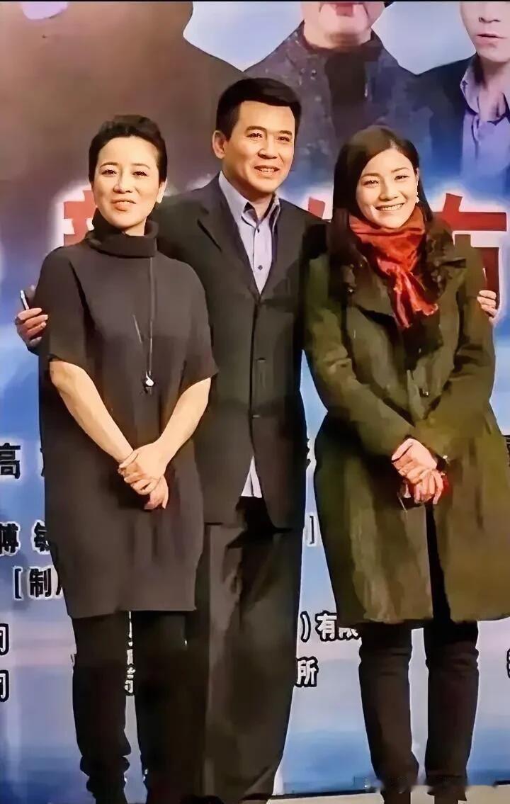 年轻时候的胡可还挺好看的，这样的笑容真迷人，难怪沙溢当初那么喜欢她。人家长的