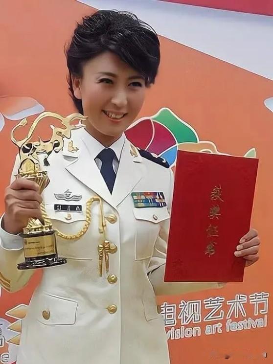 富人的烦恼太窒息！闫学晶哭穷儿子年入40万不够花，这戏别演了！近日老是刷到闫