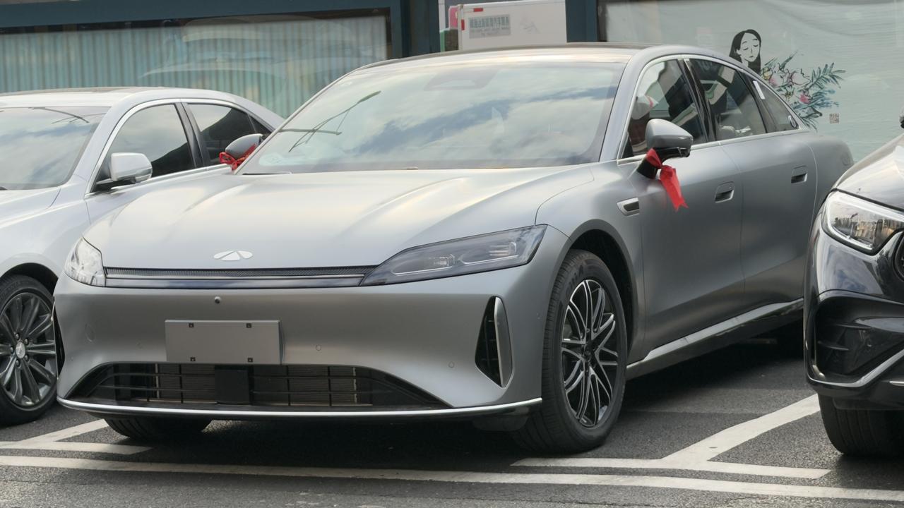 一台未上牌的奇瑞风云A9L，实车挺好看的。轴距3m，纯电续航260km，搭载猎鹰