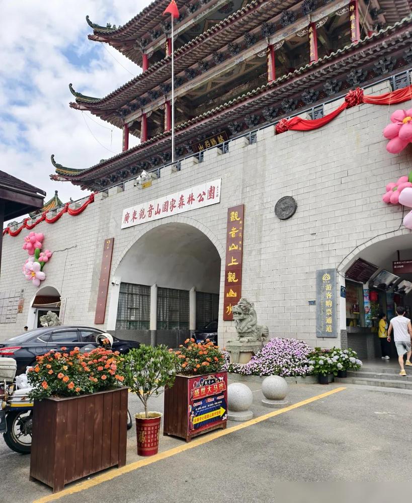 今天五一和老婆一起去樟木头观音山游玩，老婆说坐公交车去，我查了一下路程，只有13