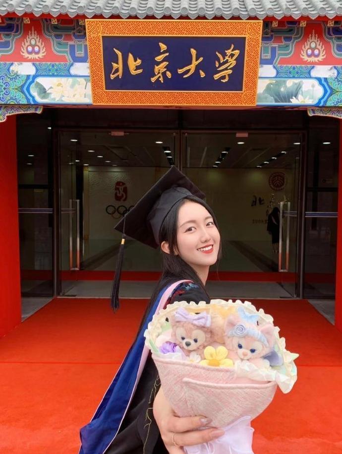 北大毕业生演短剧被说混得差一场高考只能标记当下的起点，无法预判未来终点，杨睿提醒
