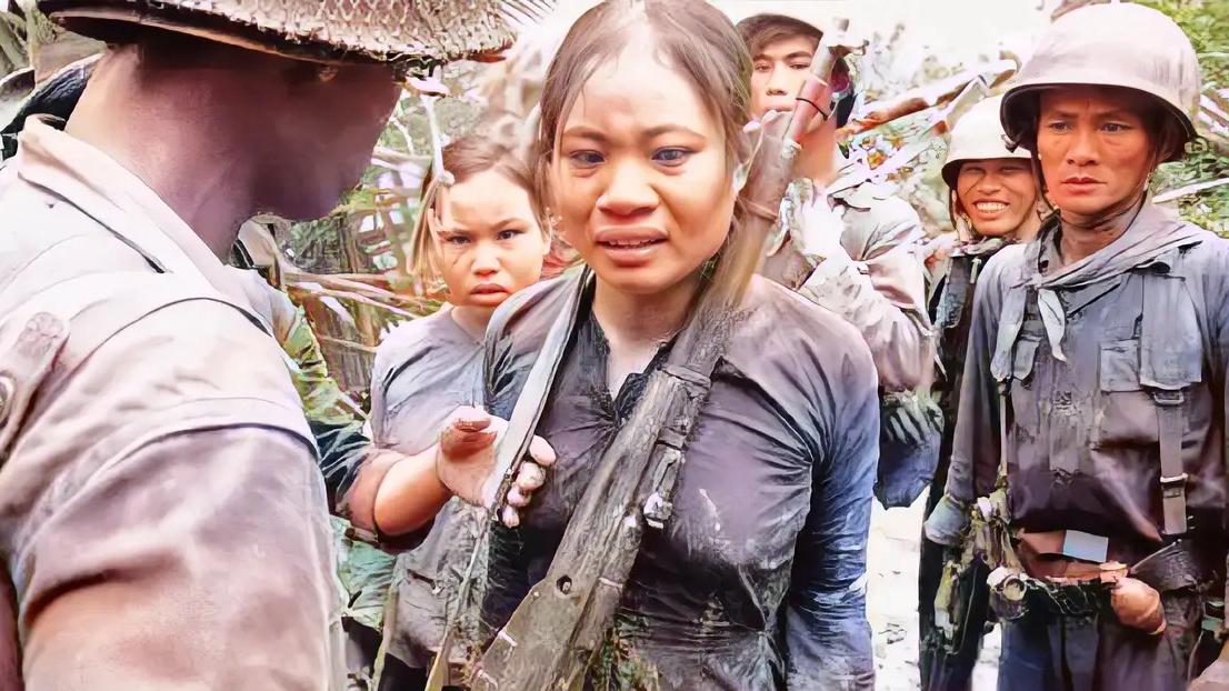 60年代，越南战场，两位女游击队员被俘后的照片，镜头中美军将她使用的枪羞辱般的挂