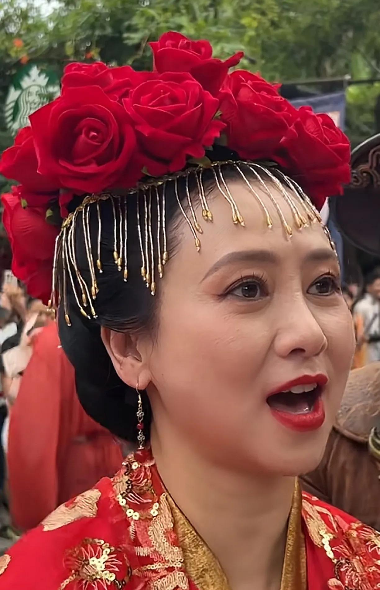 近距离看最真实的翁虹真的好美好美！皮肤状态好好，五官也是小巧紧致，真的是岁月从来