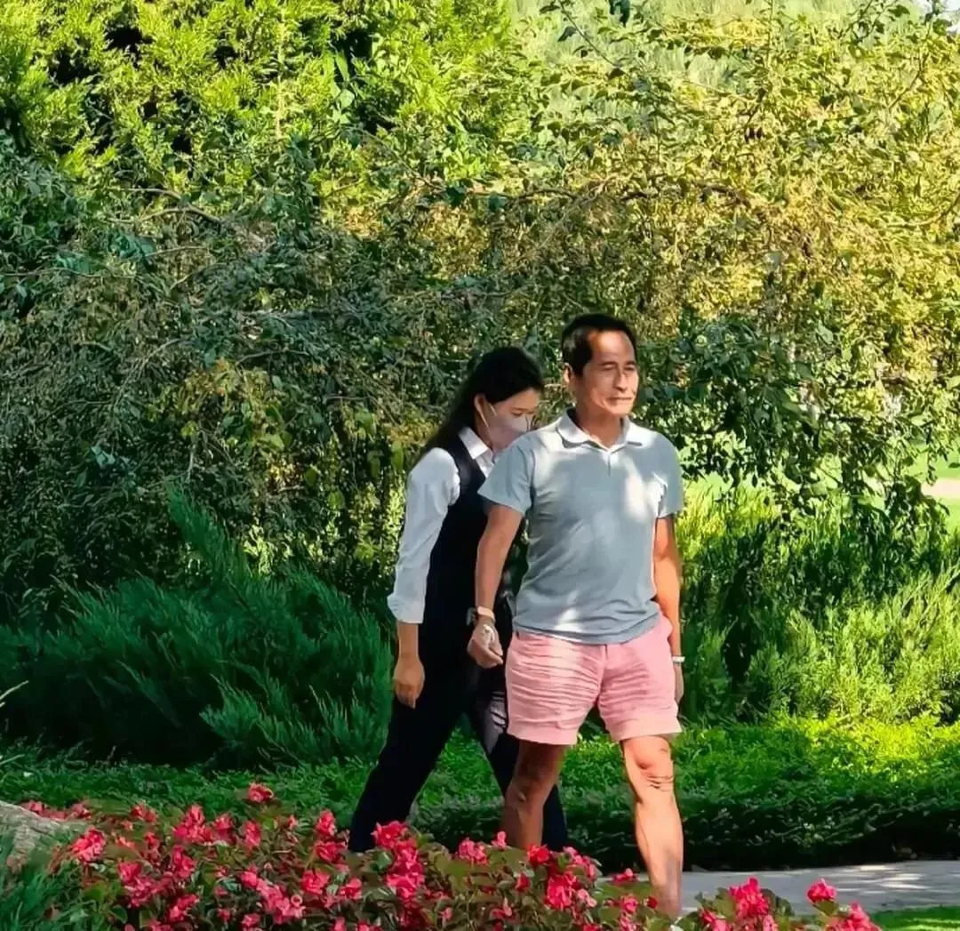 网友在北京公园偶遇齐秦北京公园，T恤粉短裤似邻家大叔，皮肤黝黑状态很好​