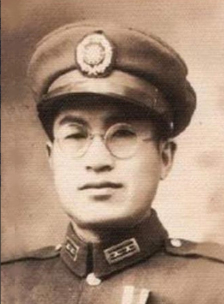 1934年，国民党一高级将领在旷野上残忍枪杀500多个手无寸铁的红军战士，蒋介石