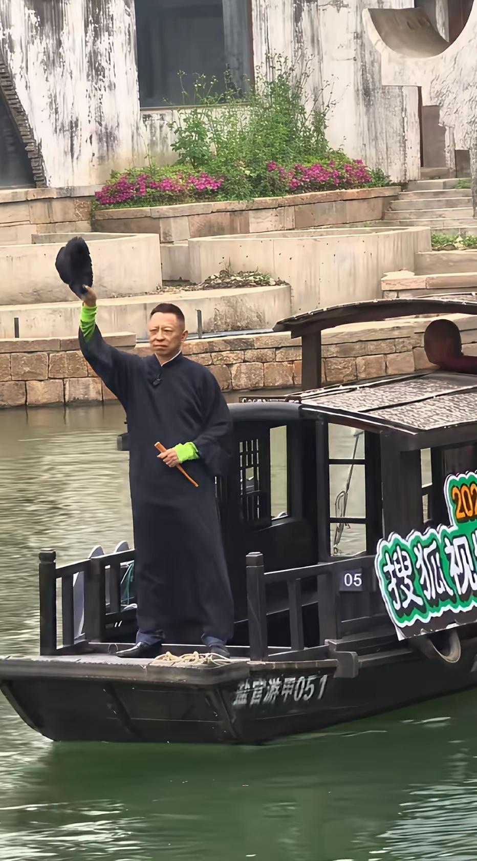 张朝阳穿着长衫，带着礼帽站在船头，想演个地方党员来接头。露出绿袖暗号，老练地下交