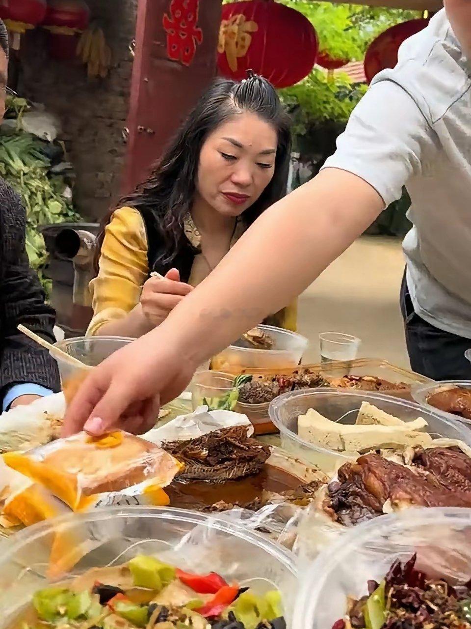 好心办了坏事！一桌人坐在一起吃席大衣哥却递来了4块老婆饼，这怎么分啊？​​​