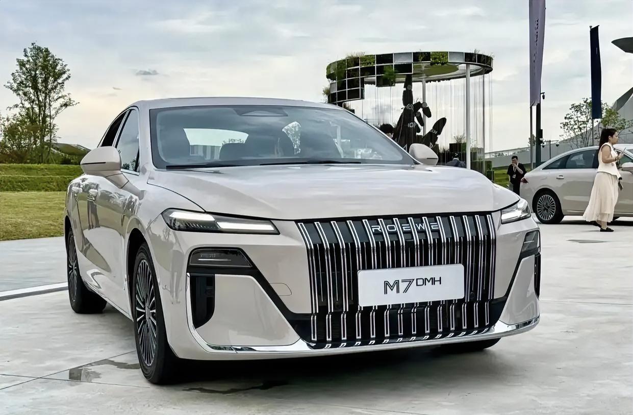 预算有限，又想从容优雅，10万以内想买B级车，这款「荣威M7DMH」，我很推荐