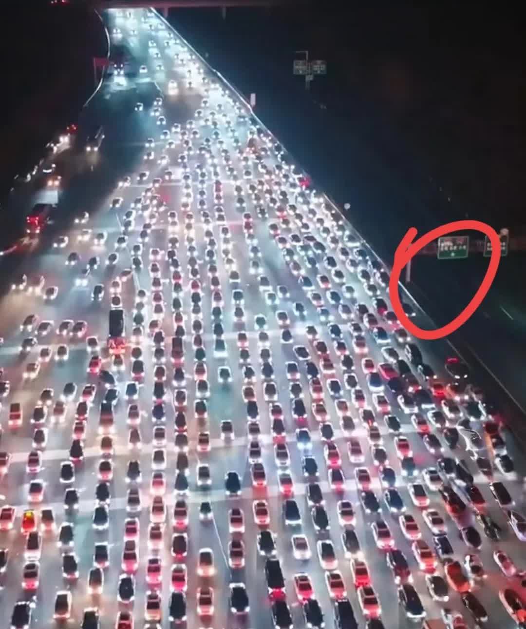 今年五一，高速公路真是“车圈照妖镜”！这要是没堵，油车悠哉悠哉的，吃零食听相声；