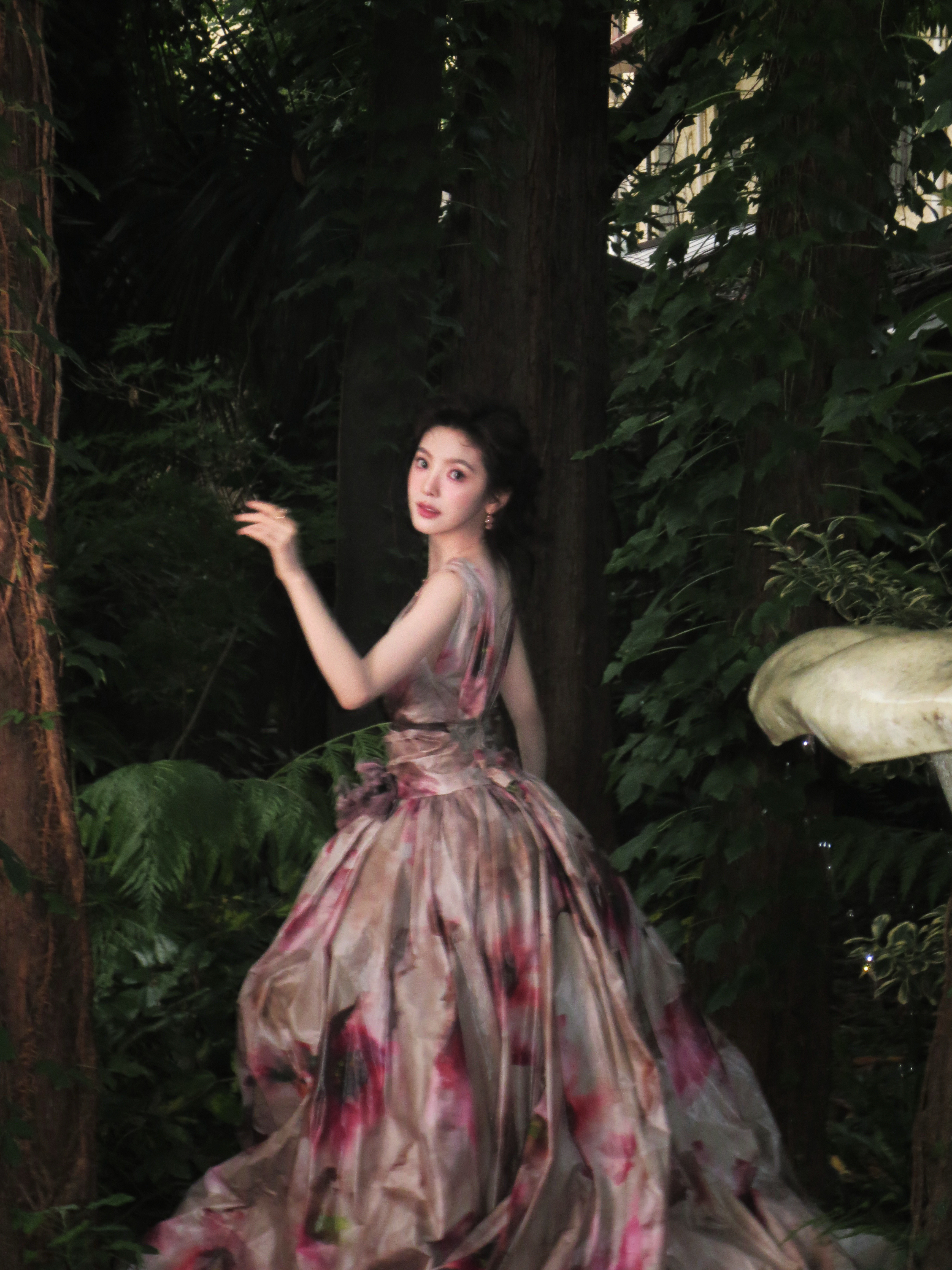 章若楠｜微博电影之夜章若楠身着ElieSaab2026秋冬系列水墨印花长裙