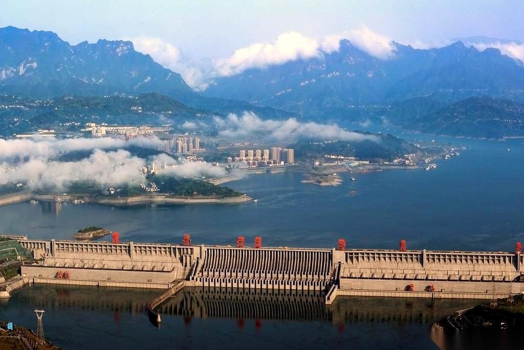 炸三峡。就这三个字，隔三差五就被人拿出来，当个宝贝似的反复琢磨。好像发现了什