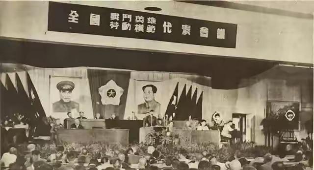 1950年，68名战斗英雄参加完表彰大会，在下火车时，却遭到200多名土匪的袭击