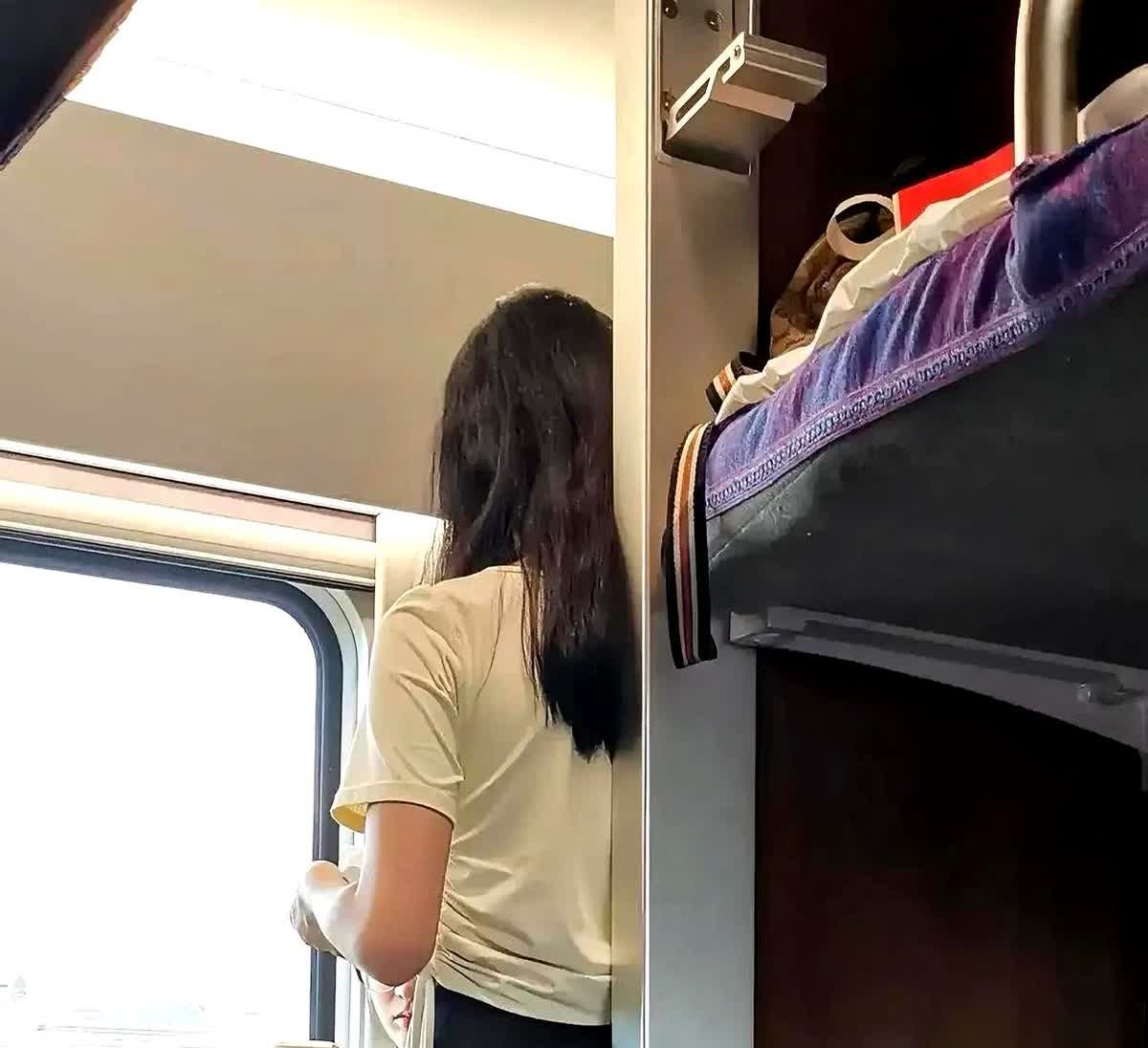 周末坐火车去郑州，遇到一个阿姨，带着两个女儿。一个15岁，一个17岁，一