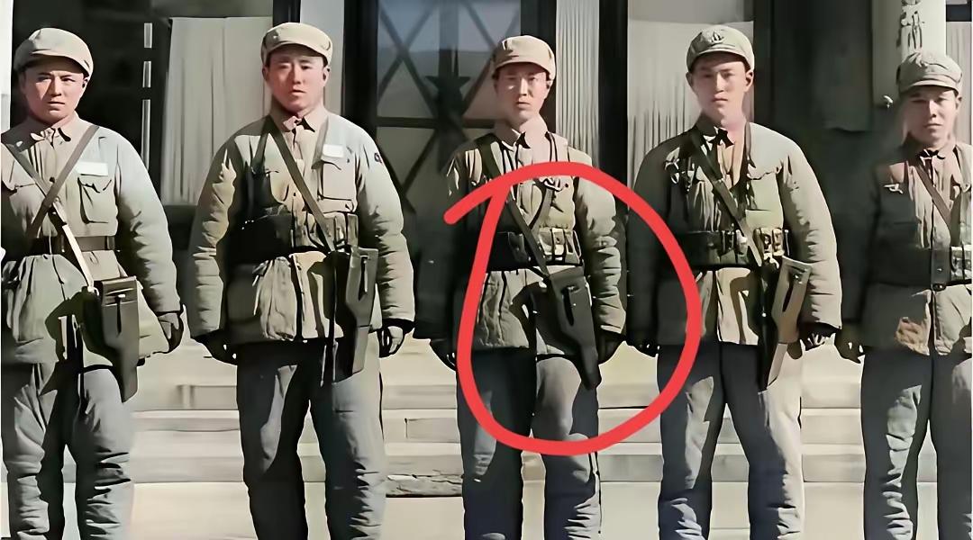 早期首长警卫员配备“大肚匣子”真是明智之选。“大肚匣子”就是毛瑟军用手枪，在中国