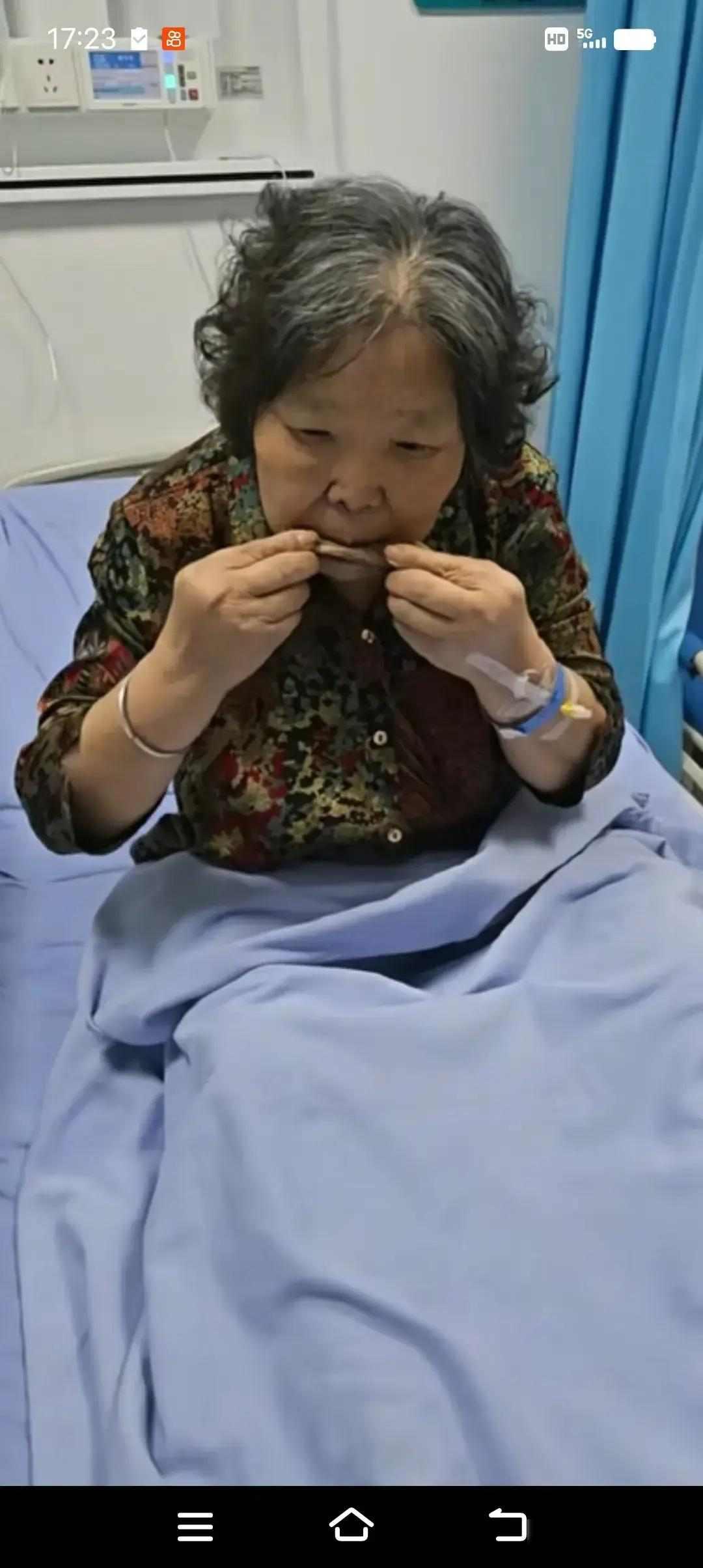 泪目！湖北孝感，一段家人拍下的短视频传开了。母亲病危，三天没吃饭，只靠营养针支着