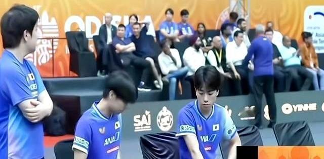 王楚钦10:6领先，张本智和突然回更衣室换衣服。没人喊停，裁判没动，时间悄悄溜