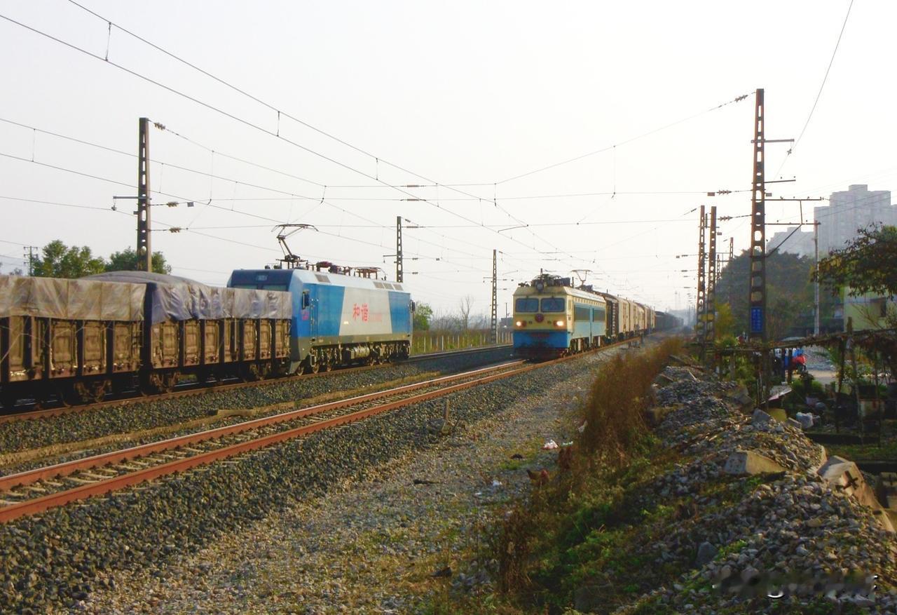 十年前在西永拍到兴珞铁路上两列货运列车会车，图中的地方是以前的西永车站，当时刚废