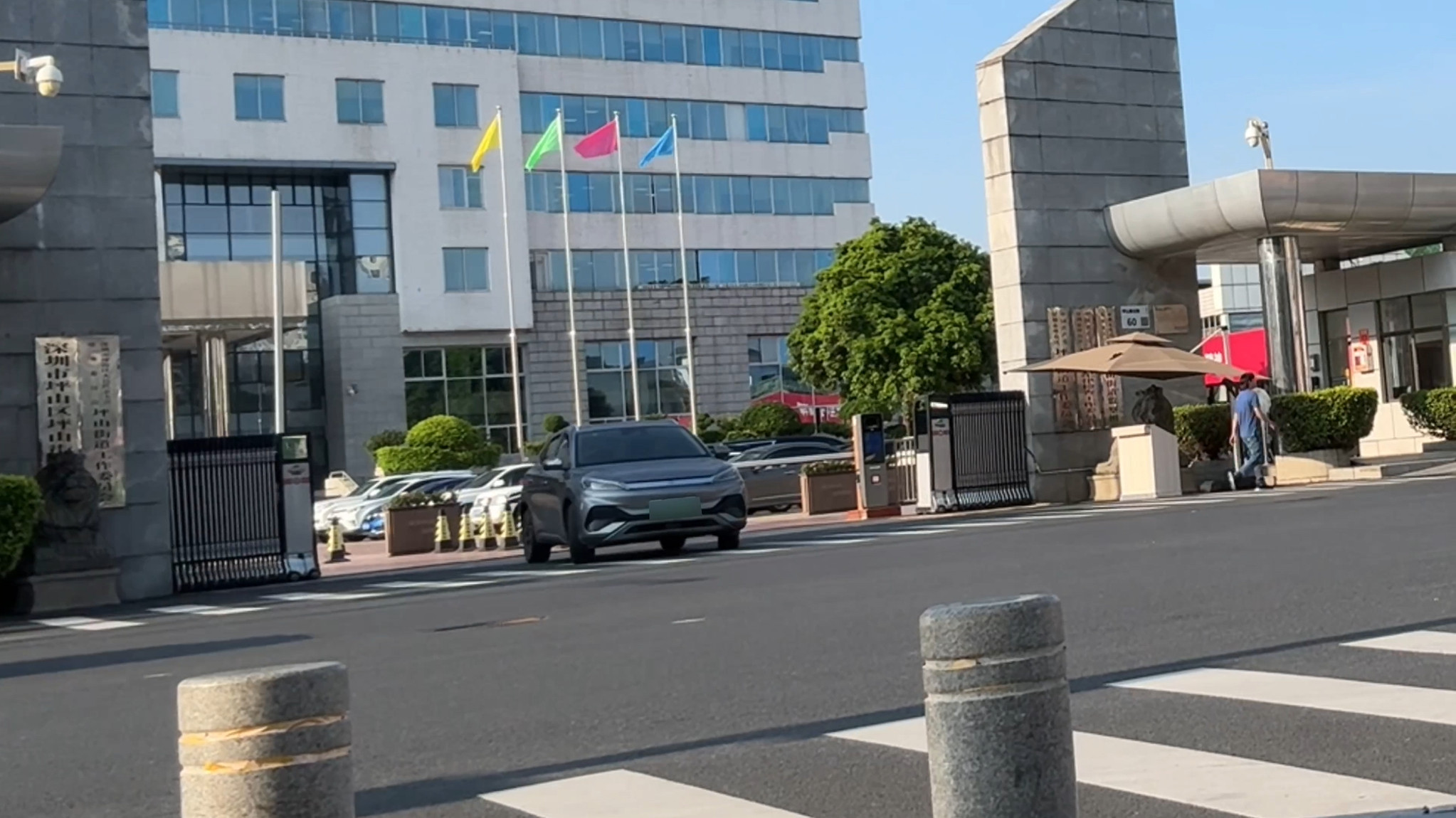 当比亚迪成了“通勤新风尚”，连最理性的人都投了赞成票！最近谁都能发现，停车场的画