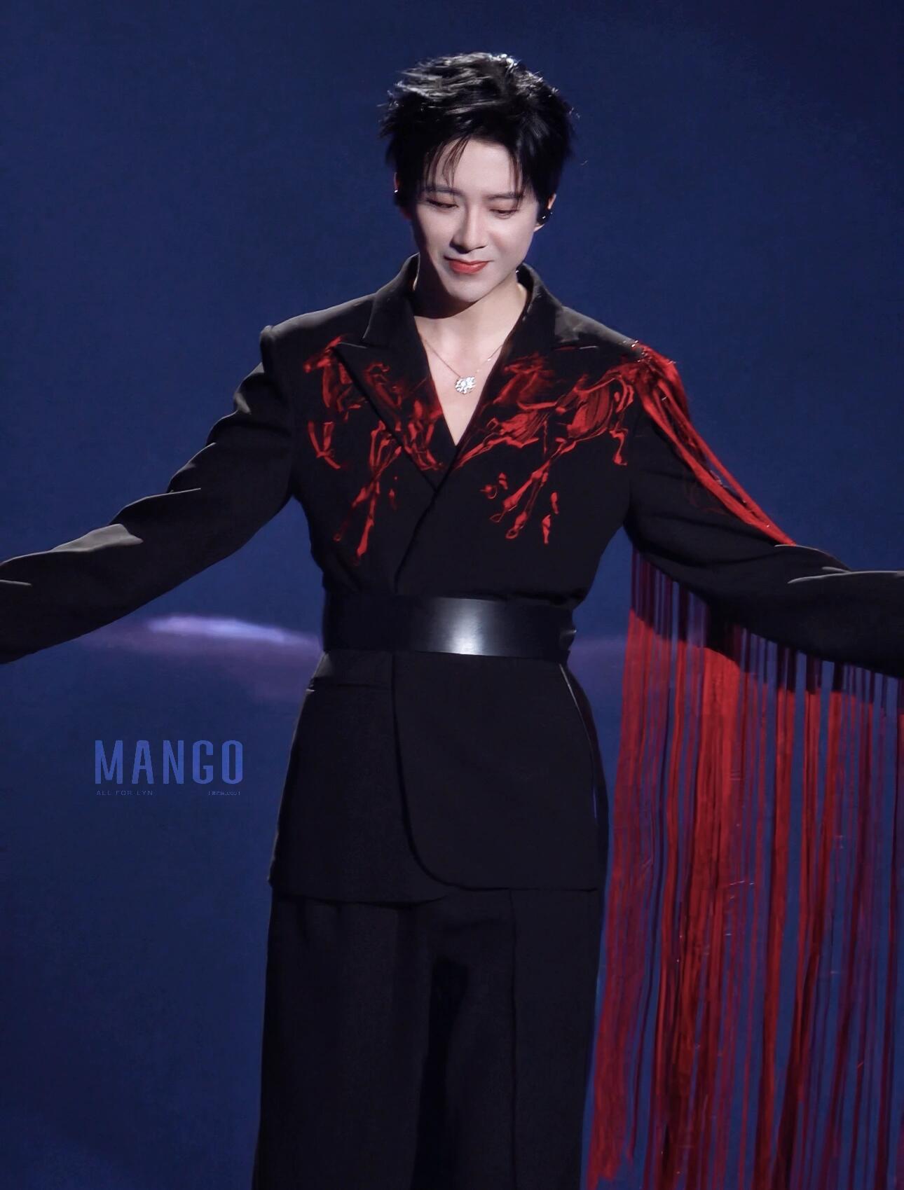 刘宇宁微博视界大会年度巅峰人物2025微博视界大会，刘宇宁凭剧综人物TOP2、