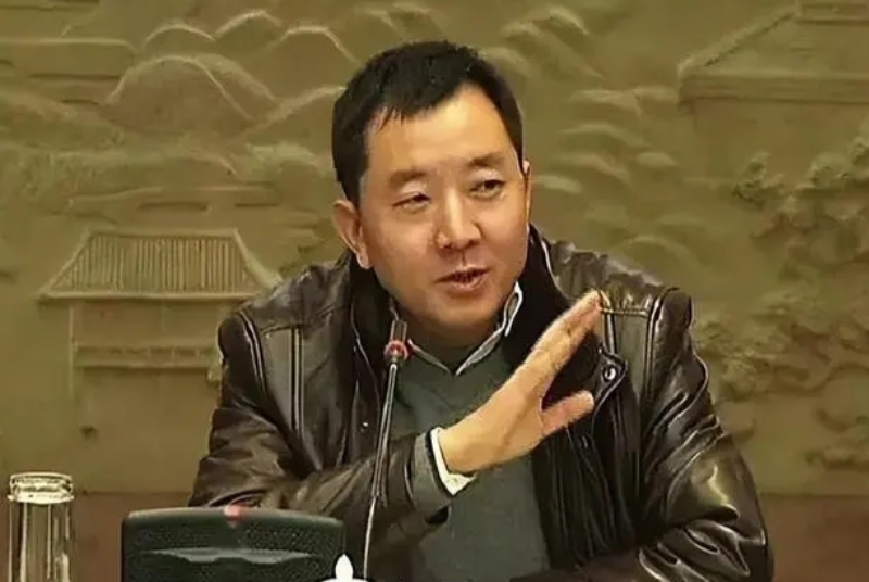 反腐书记陈行甲，在纪委会上直言不讳说：“我的前任县委女书记，在天安门附近买了两套