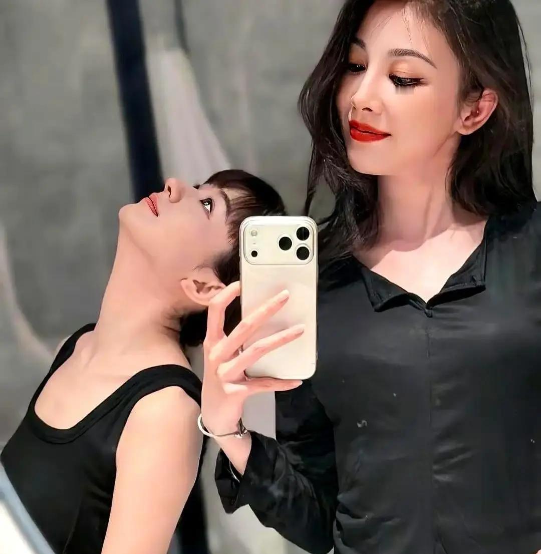 娱乐圈的“捧高踩低”，在赵丽颖这儿彻底失灵了。她火成一线，回头就把十三年前一起