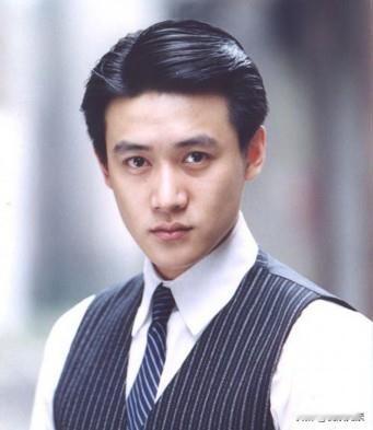 都说陆毅和年轻时的唐国强老师很像，看脸部轮廓确实有很大相似度，唐老师被称“奶