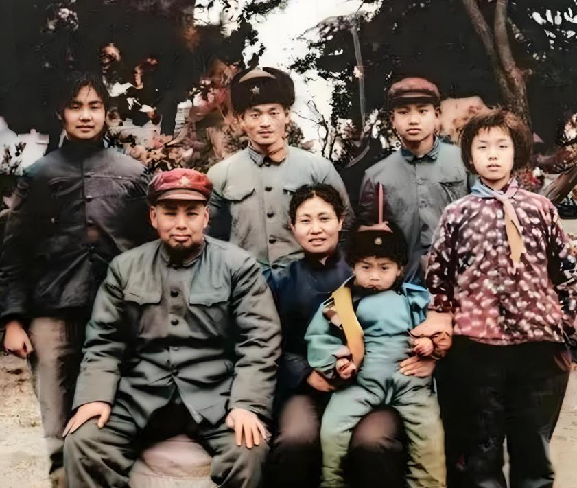 谈及昔日第二任妻子雷明珍的背叛，许世友曾对女儿许华山说过这样一番话：并非只有敌人