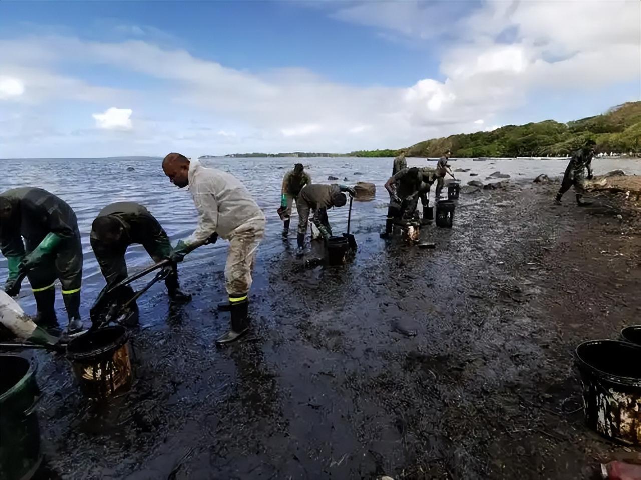 一头撞断美国“龙脉”？印度果然没有让人失望，美国损失惨重 一艘巨型货轮失