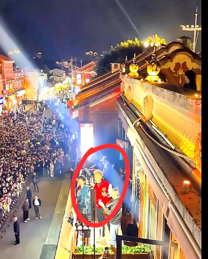 最贵的宣传，常常看起来像没宣传。3月7日晚，泉州西街天台，本地乐队唱任贤齐的