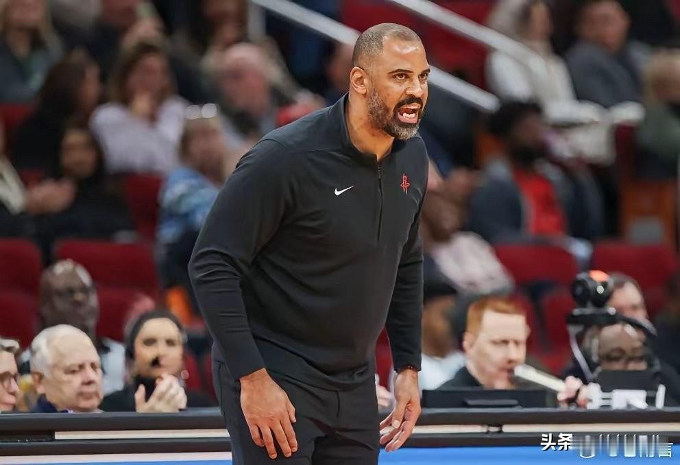 当初火箭百废待兴、更衣室混乱，乌度卡的价值无可替代。他用强硬纪律、铁血防守重塑球
