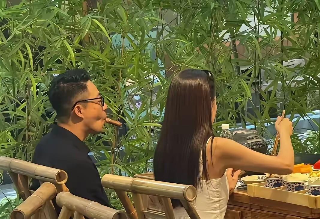 马筱梅肯定没怀孕，因为汪小菲在她旁边抽烟，吞云吐雾，马筱梅也没有介意。如果怀孕