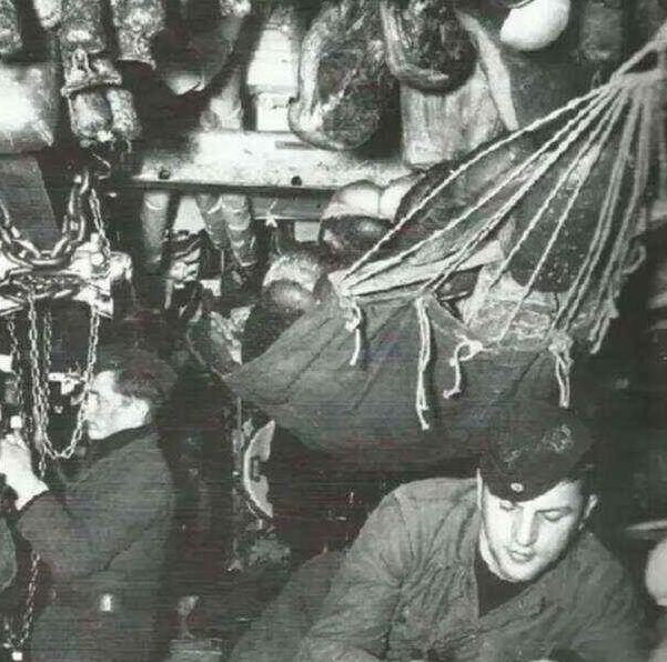 二战时，德国的U艇内部限制了食物储存。而为了能多装点好吃的，潜艇兵可以说是见缝插