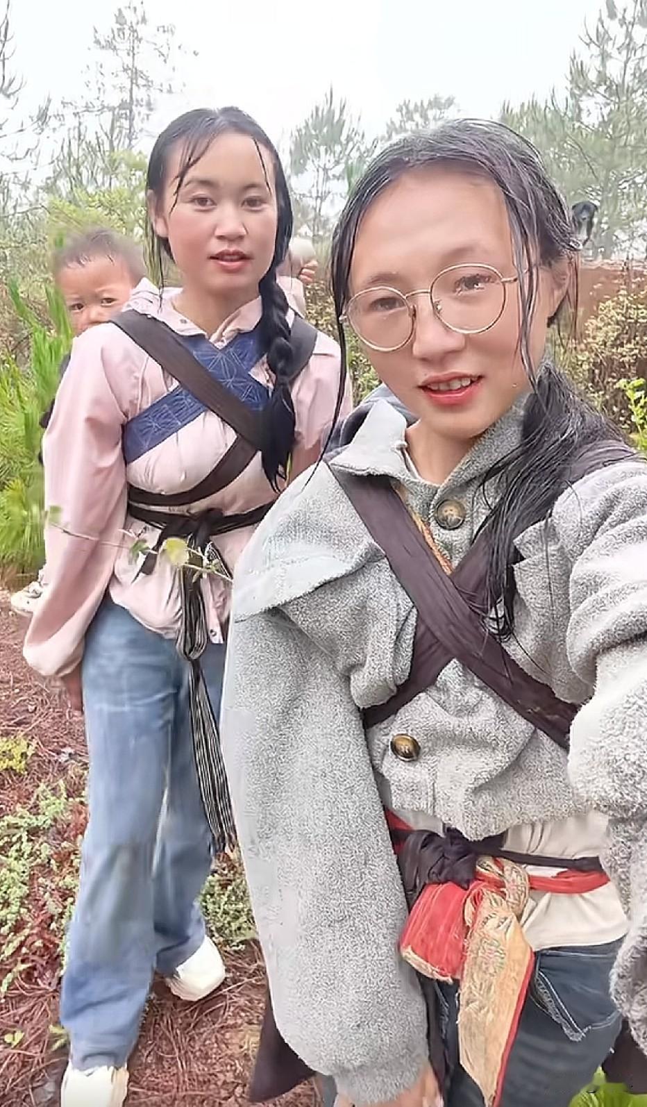 真的是年轻妈妈带娃淋雨佩服呢