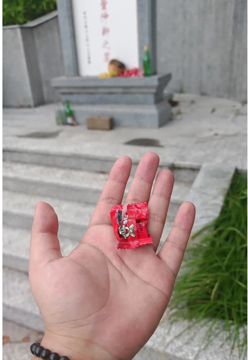 “太不可思议了！”杭州一男子独自一人登山，谁料，突犯低血糖，瘫倒一烈士墓前，濒临