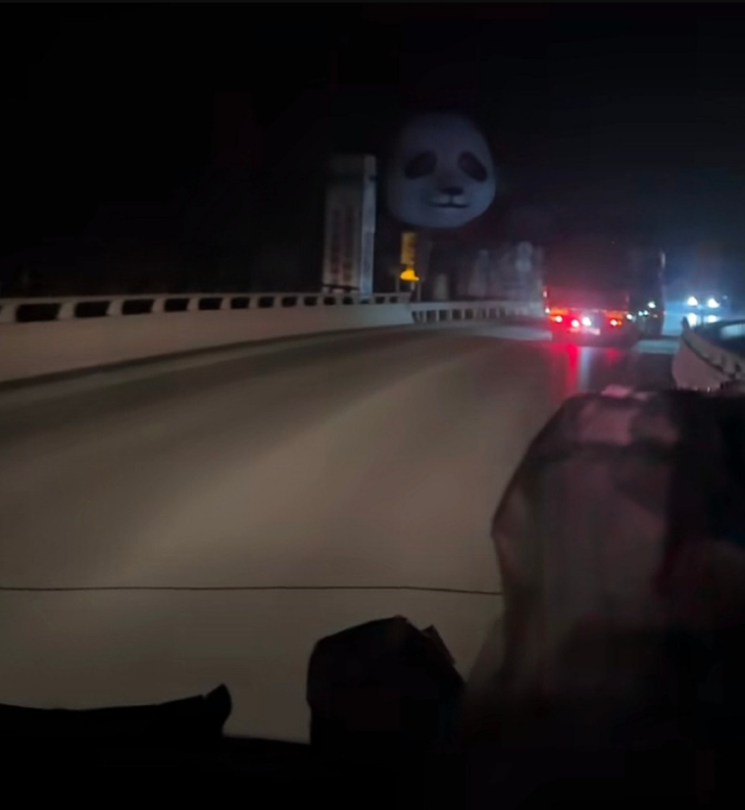 晚上看着就跟魂游打boss似的