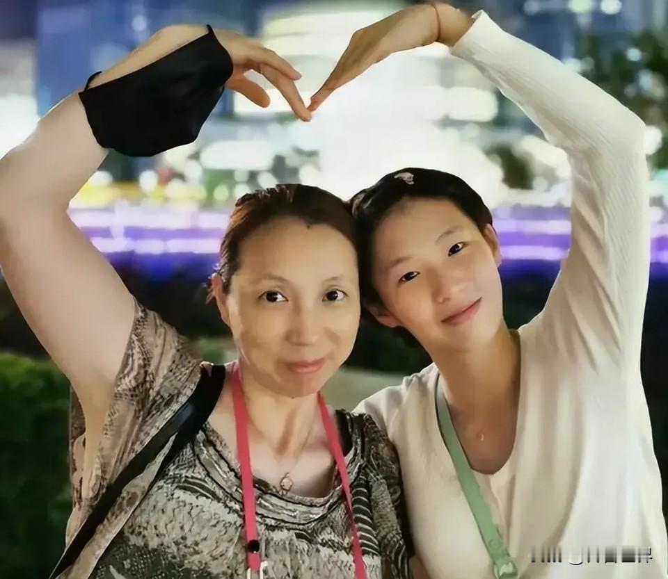 两位妈妈培养的天才少女，都是那么的惹人注目，都是世界级冠军，成长路上，却各有不同