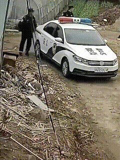 笑死，笑死，笑死了。老夫从未见过这么搞笑的车祸现场。开车掉进河，夫妻俩被困，